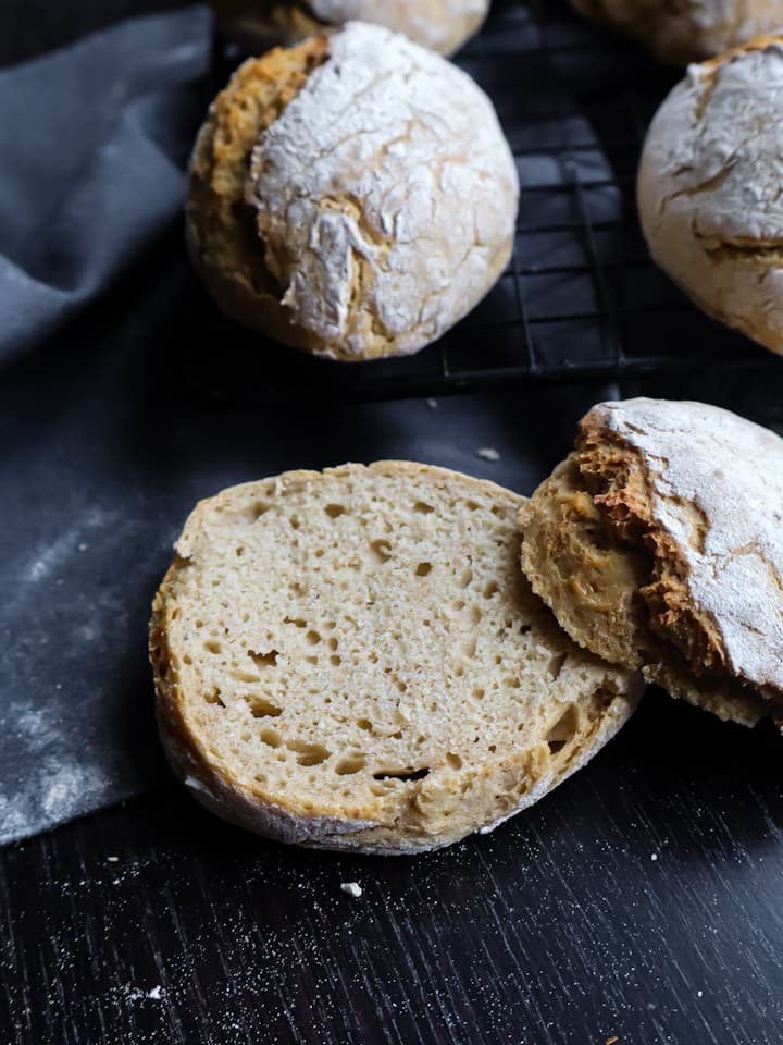 Ausschnitt aus Korb mit Apfeltaschen