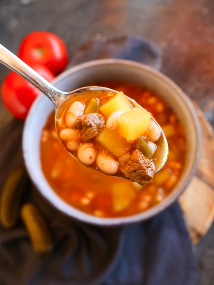 Ausschnitt aus Korb mit Apfeltaschen